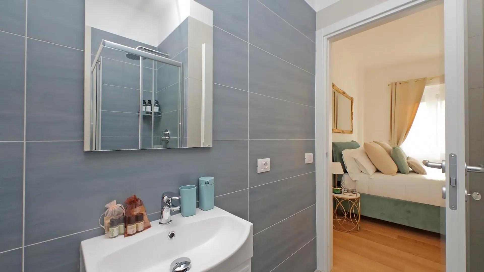 Graceful Apartment Near St Peter Metro 100 Mt Rome Italy